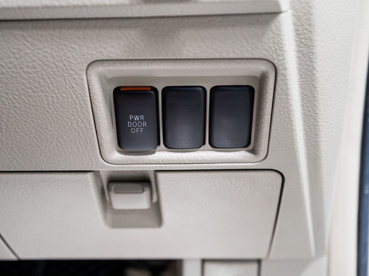 Toyota Isis 2012 - фото автомобиля