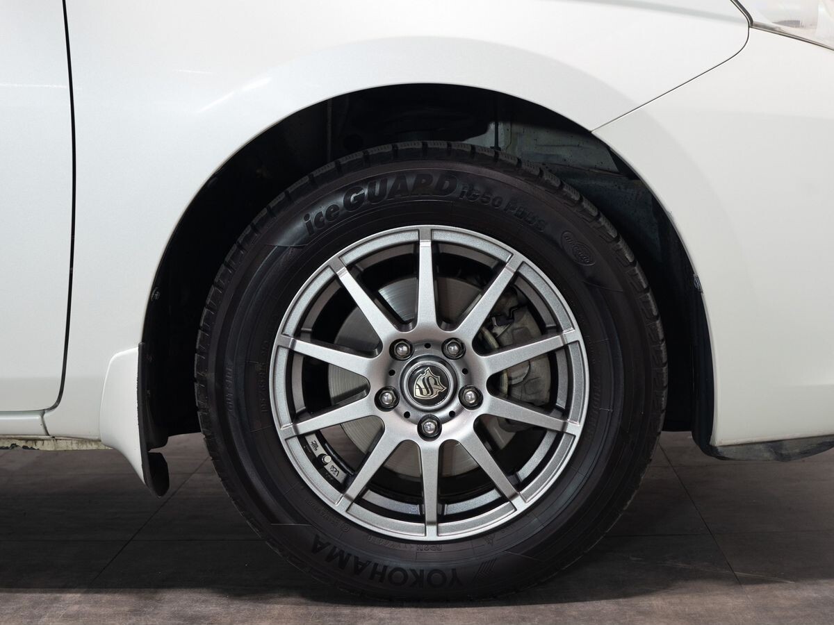 Toyota Isis 2012 - фото автомобиля