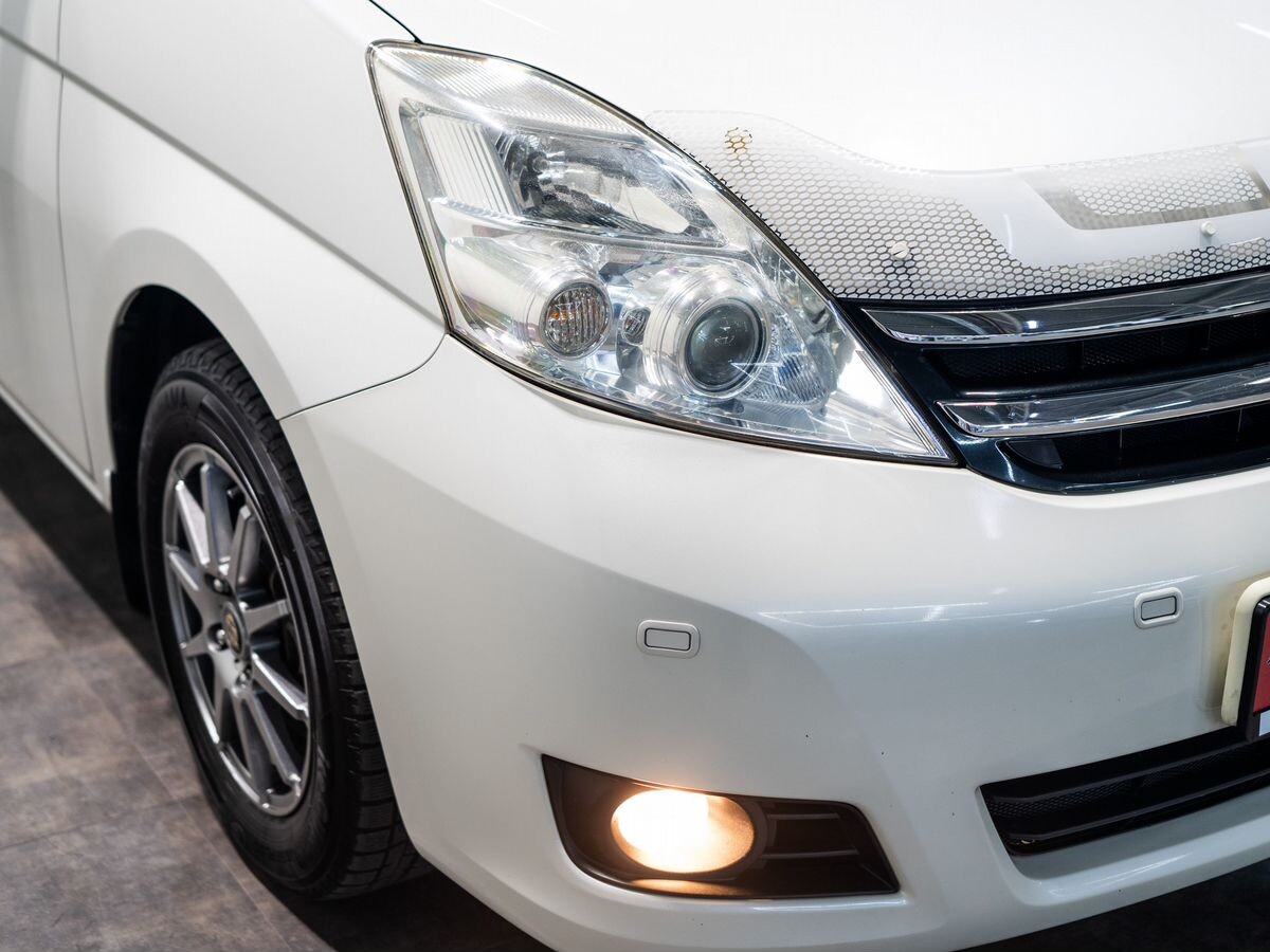 Toyota Isis 2012 - фото автомобиля