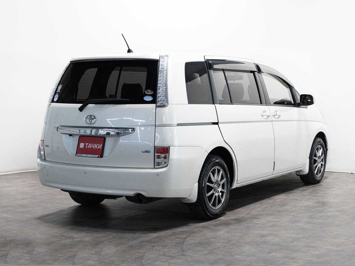 Toyota Isis 2012 - фото автомобиля
