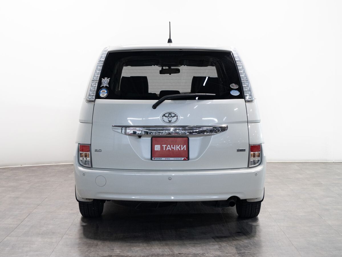 Toyota Isis 2012 - фото автомобиля
