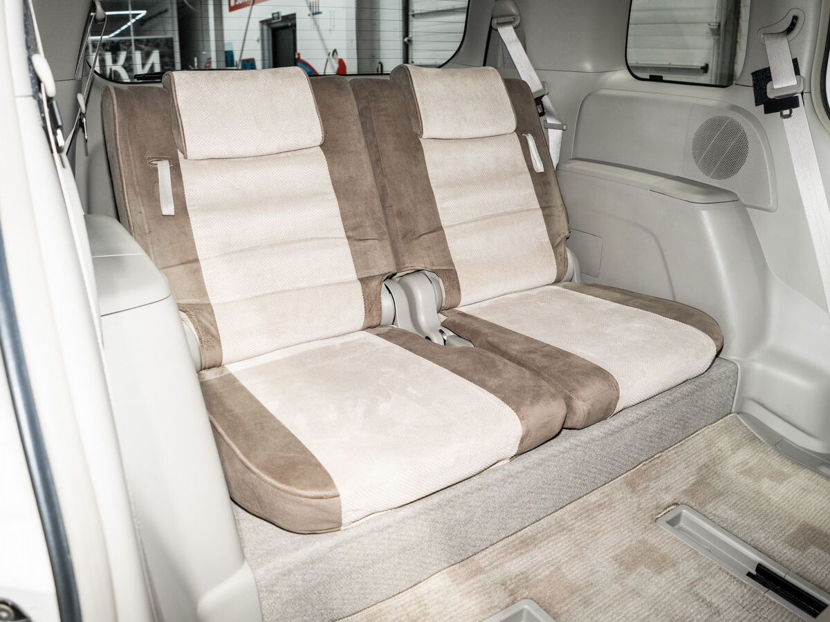Toyota Isis 2012 - фото автомобиля