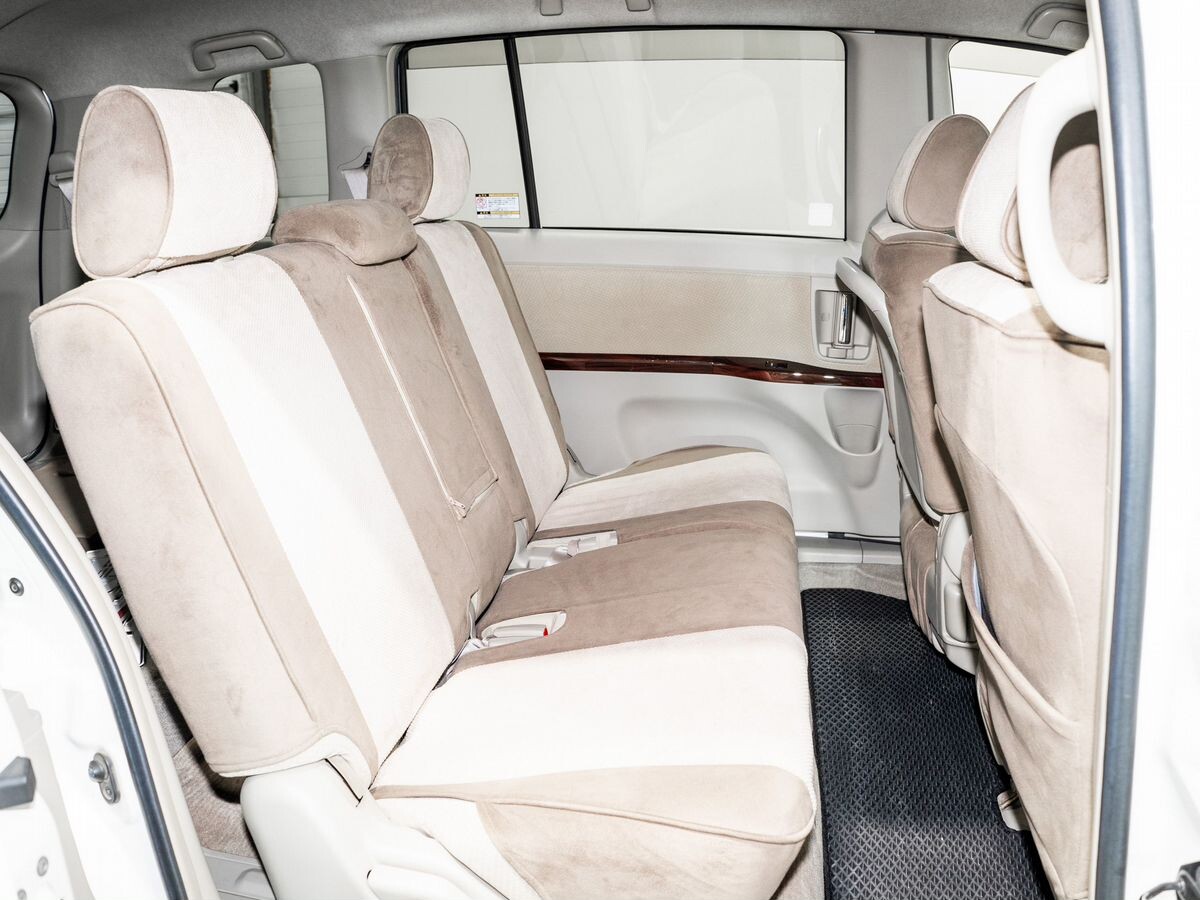 Toyota Isis 2012 - фото автомобиля