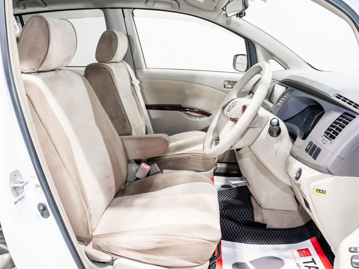 Toyota Isis 2012 - фото автомобиля
