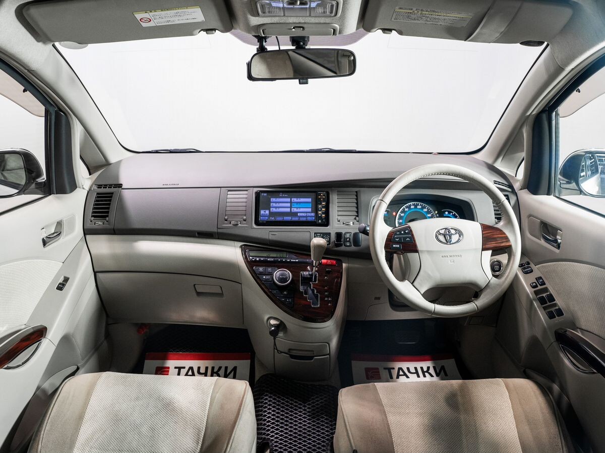 Toyota Isis 2012 - фото автомобиля