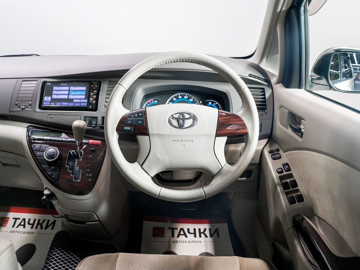 Toyota Isis 2012 - фото автомобиля