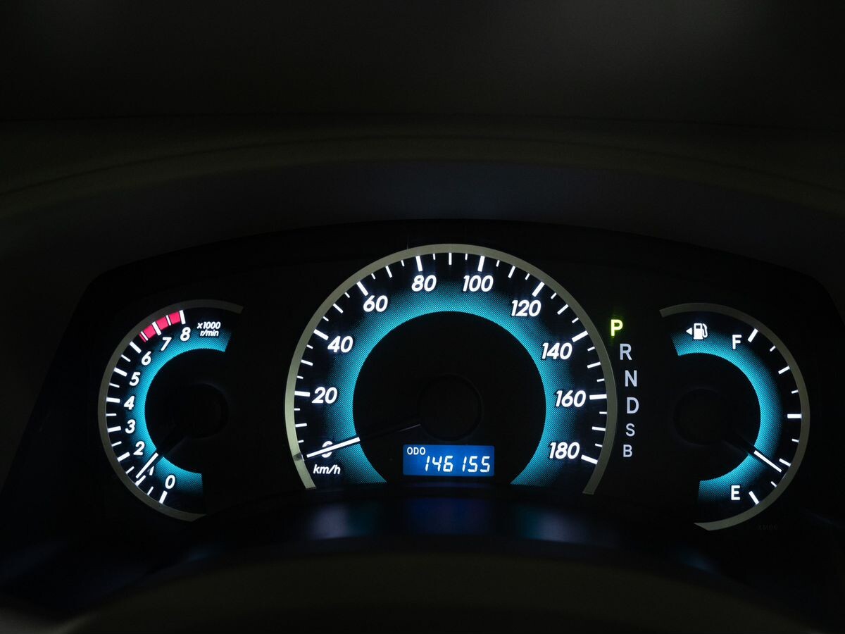 Toyota Isis 2012 - фото автомобиля