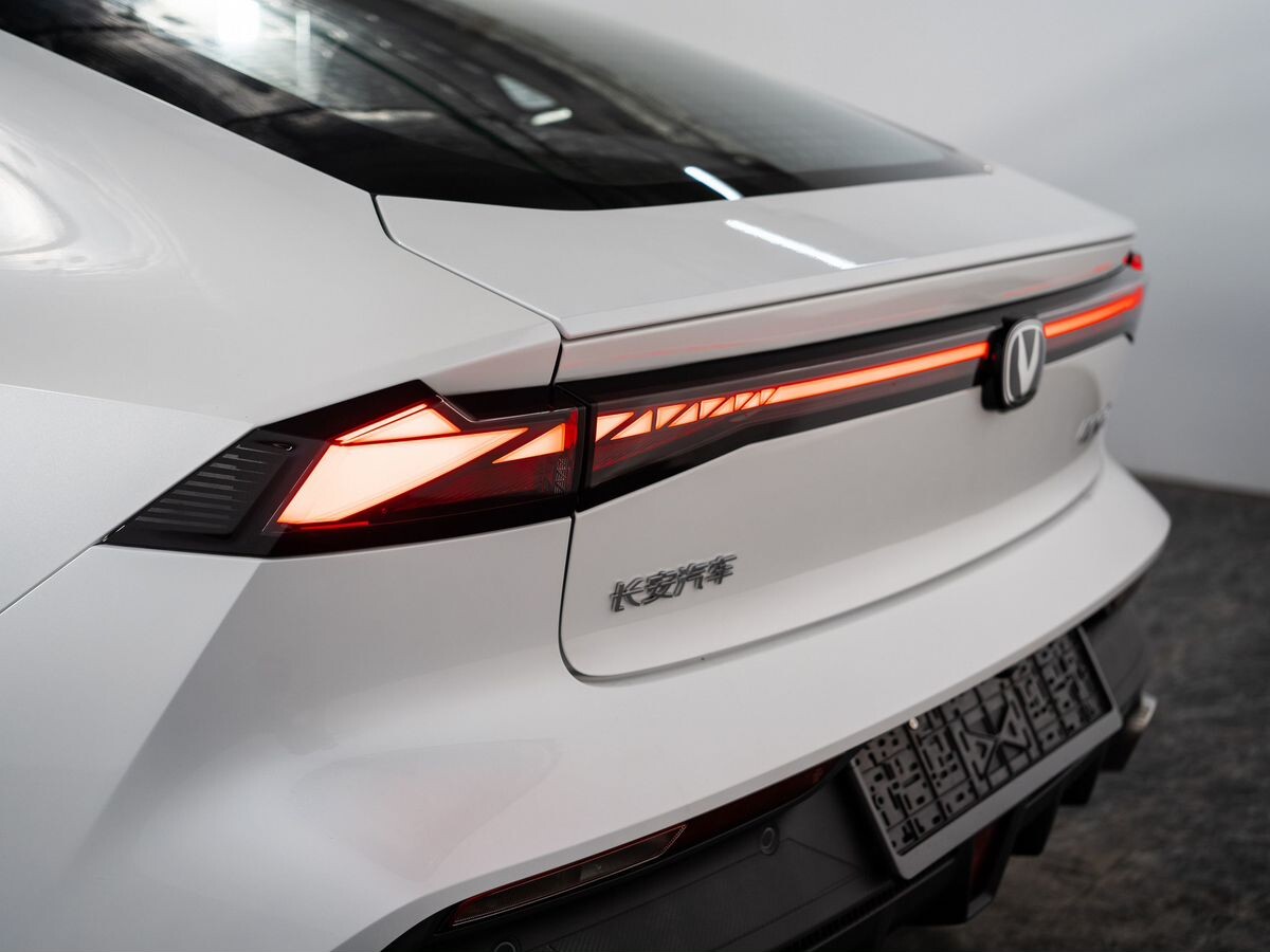 Changan UNI-V 2025 - фото автомобиля