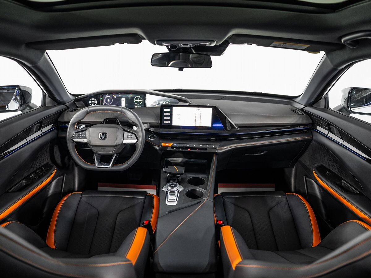 Changan UNI-V 2025 - фото автомобиля