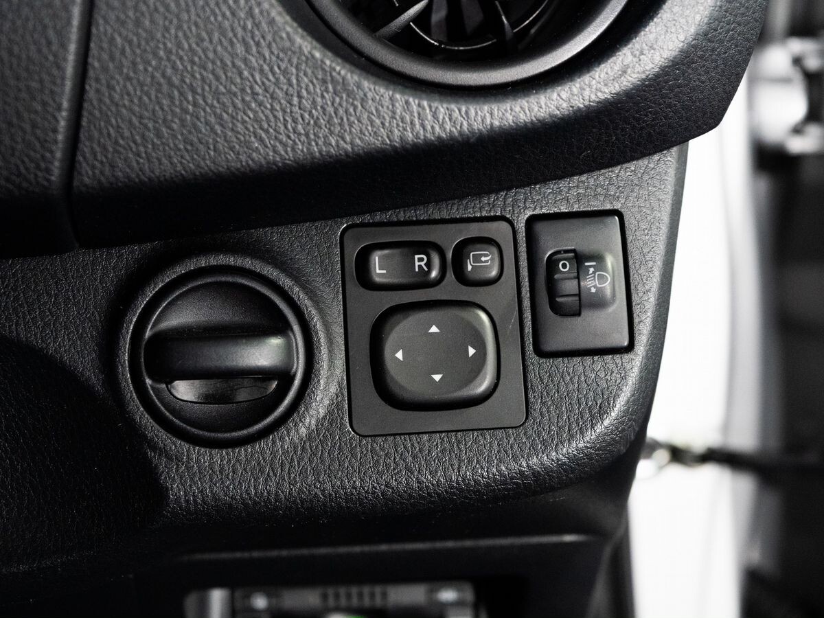 Toyota Vitz 2018 - фото автомобиля