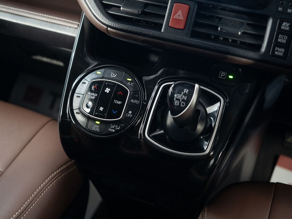 Toyota Voxy 2014 - фото автомобиля