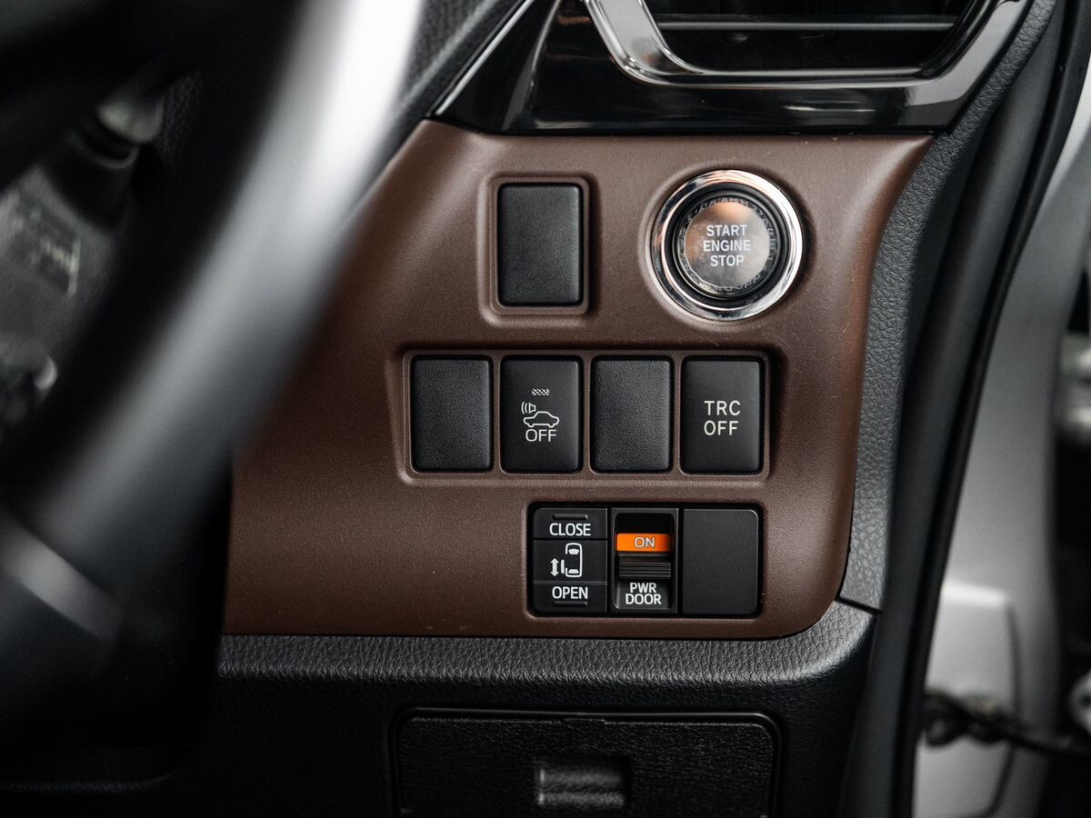 Toyota Voxy 2014 - фото автомобиля