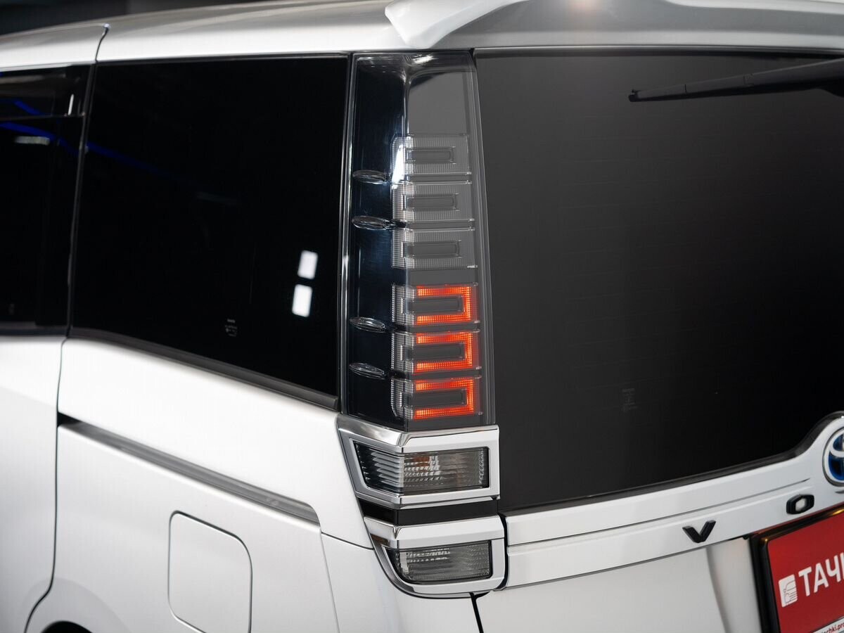 Toyota Voxy 2014 - фото автомобиля
