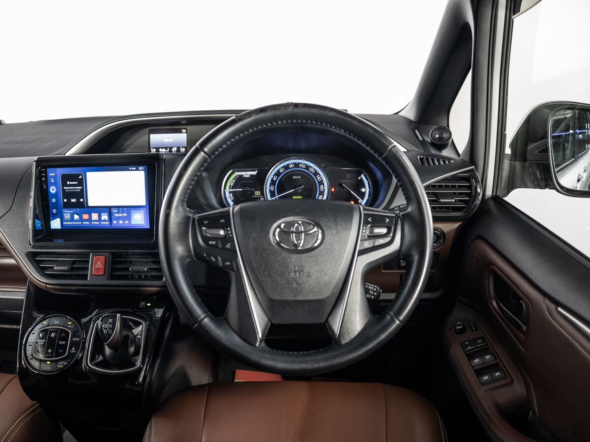 Toyota Voxy 2014 - фото автомобиля