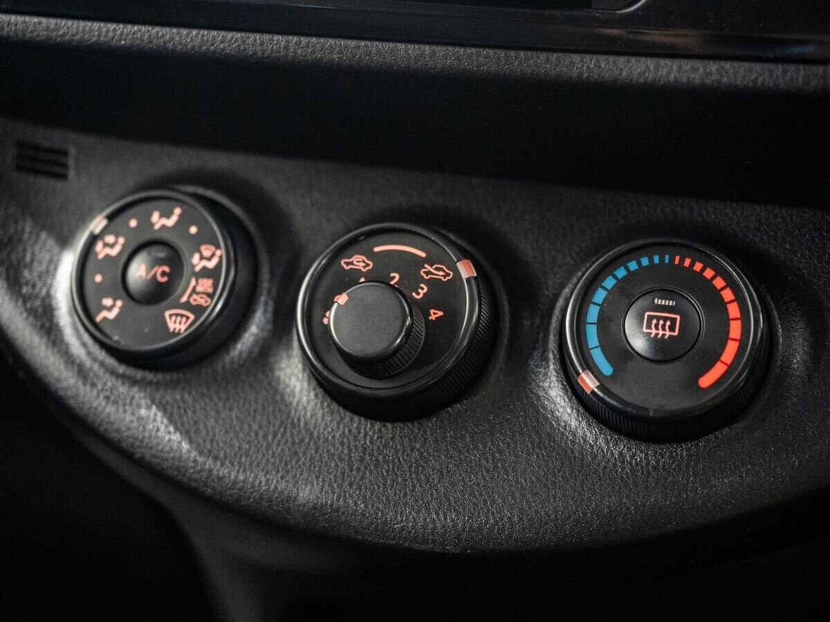 Toyota Vitz 2017 - фото автомобиля