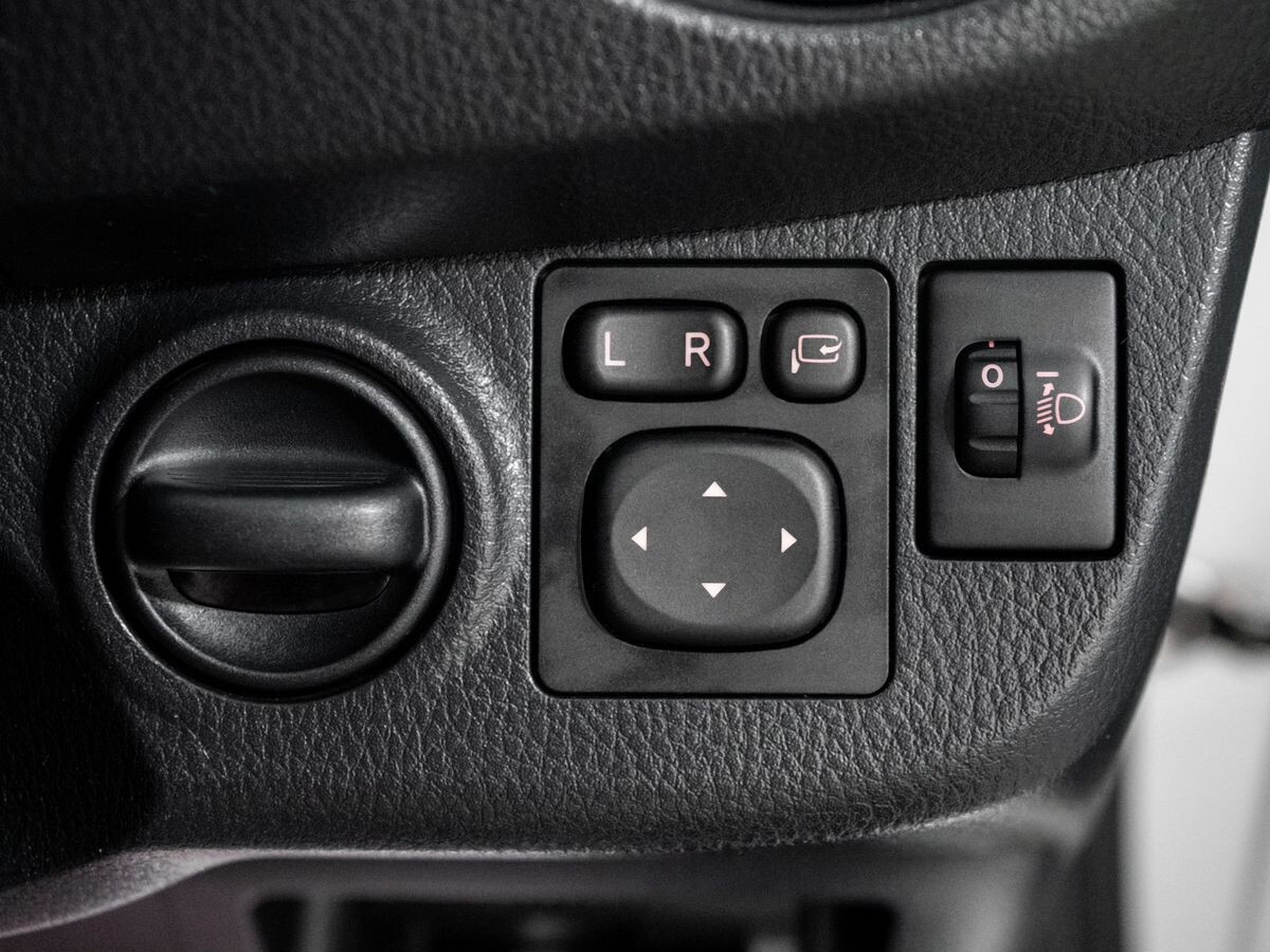 Toyota Vitz 2017 - фото автомобиля