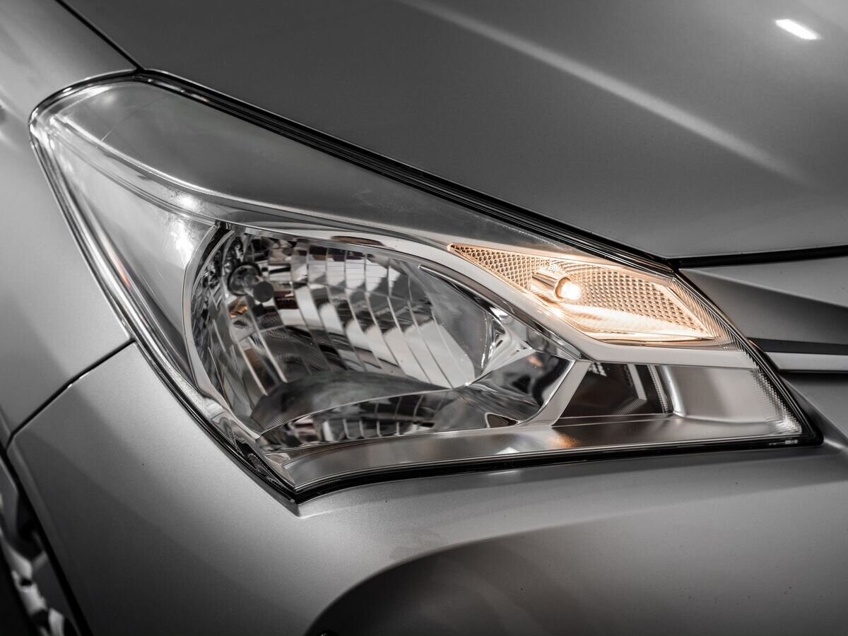 Toyota Vitz 2017 - фото автомобиля