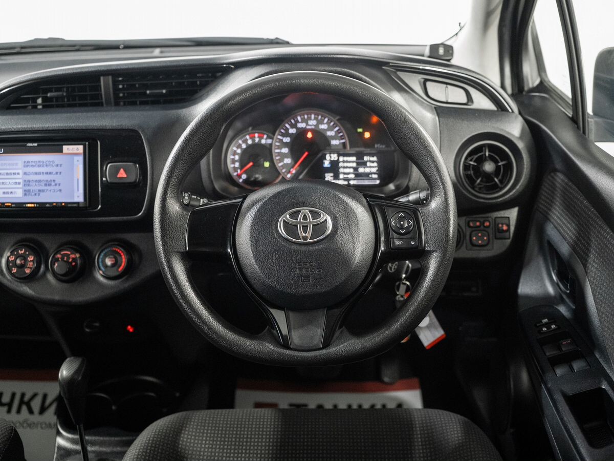Toyota Vitz 2017 - фото автомобиля