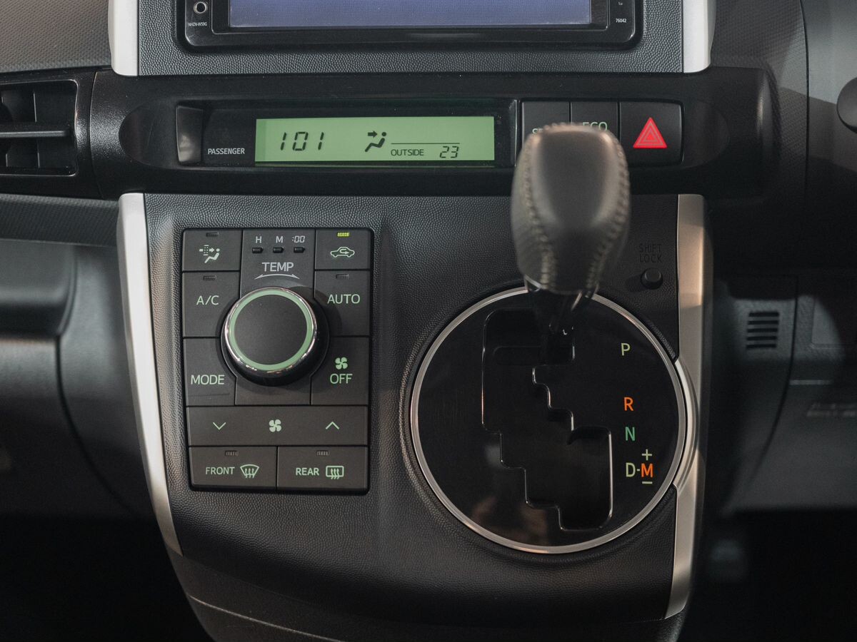Toyota Wish 2009 - фото автомобиля