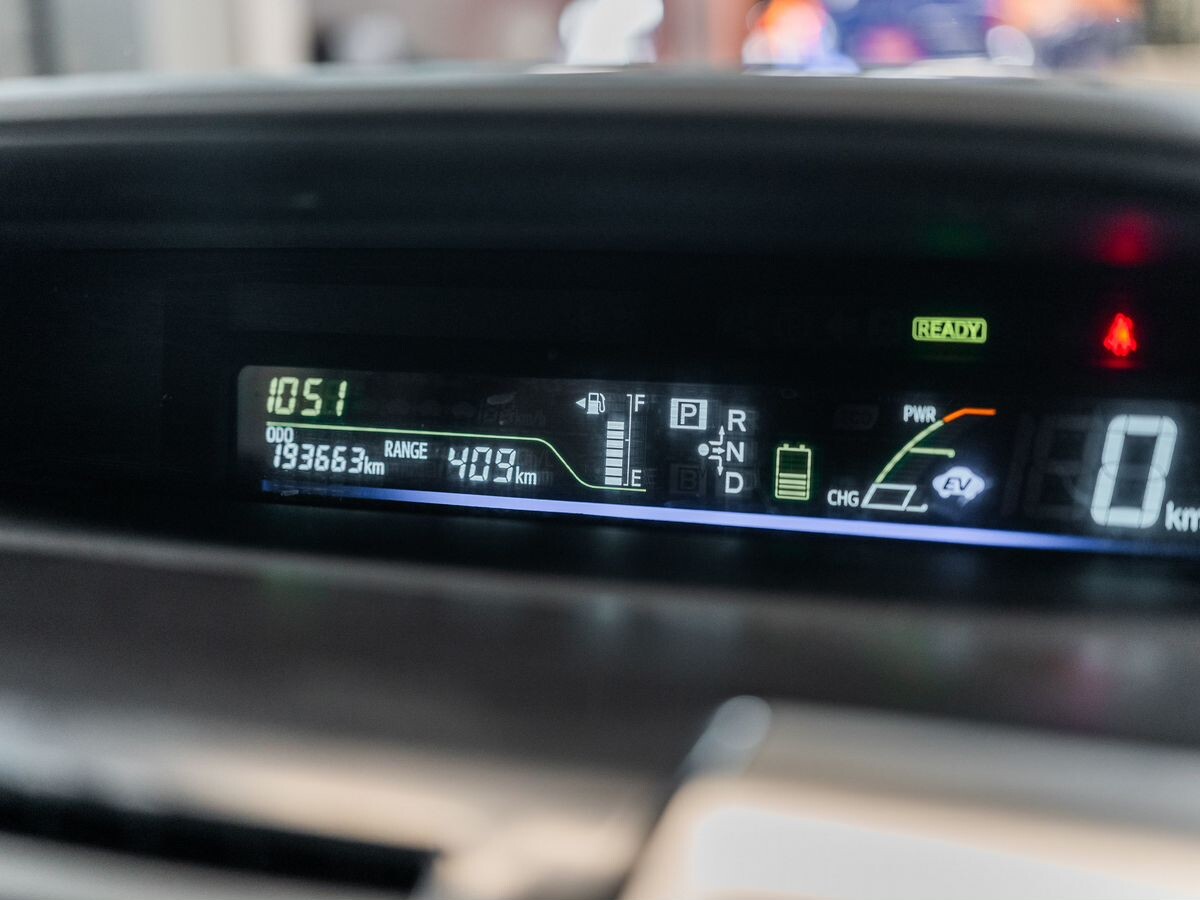 Toyota Prius Alpha 2011 - фото автомобиля