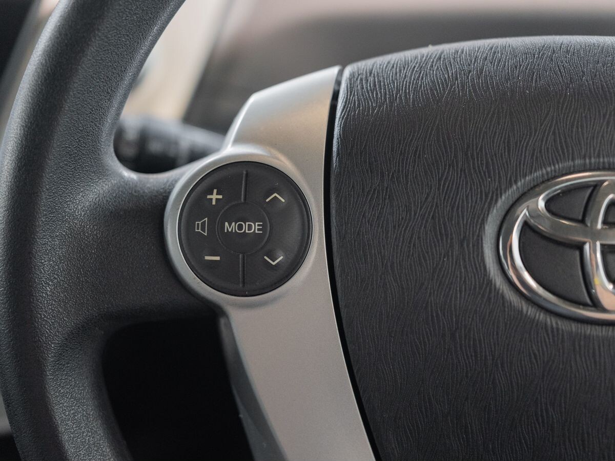 Toyota Prius Alpha 2011 - фото автомобиля