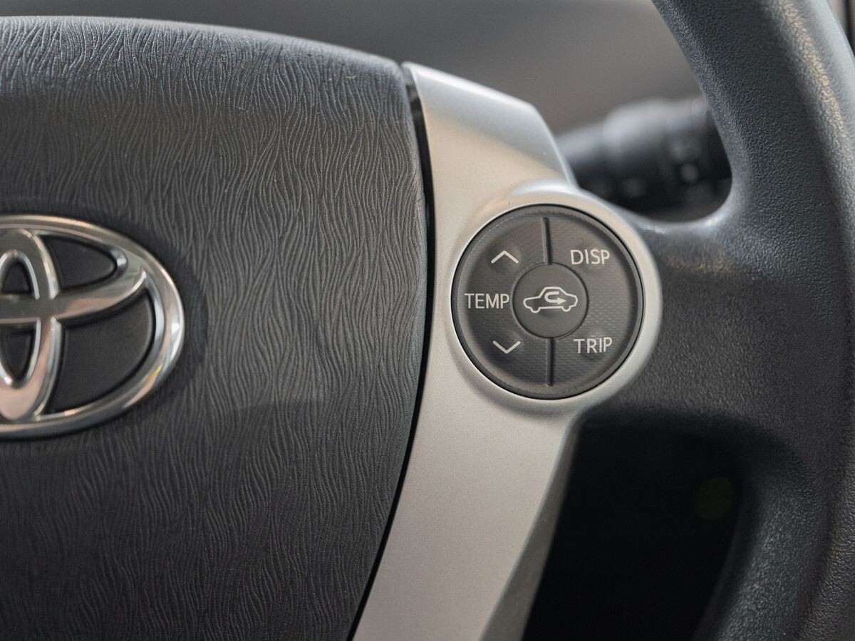 Toyota Prius Alpha 2011 - фото автомобиля