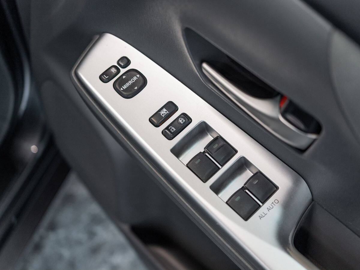 Toyota Prius Alpha 2011 - фото автомобиля