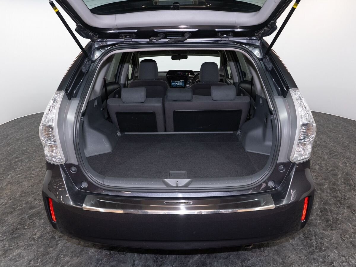 Toyota Prius Alpha 2011 - фото автомобиля