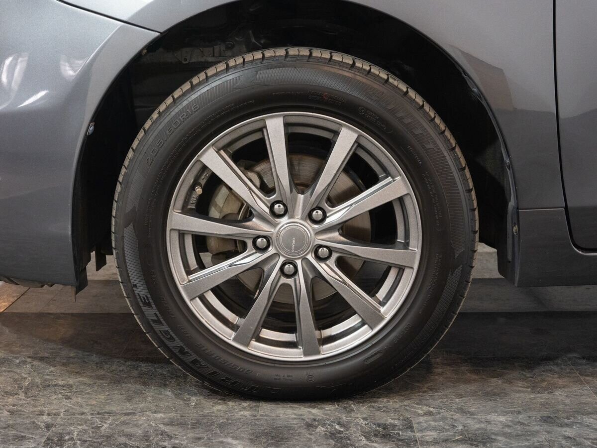 Toyota Prius Alpha 2011 - фото автомобиля