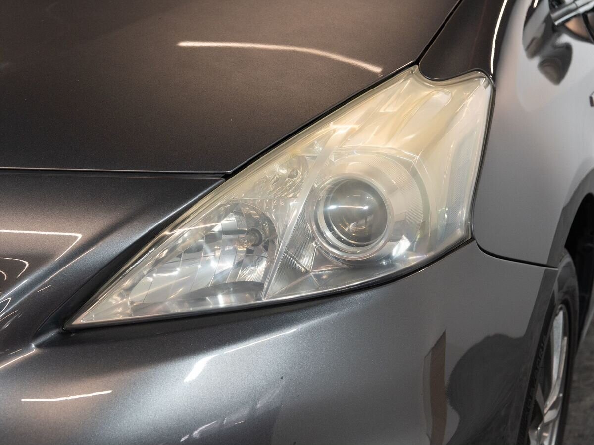 Toyota Prius Alpha 2011 - фото автомобиля
