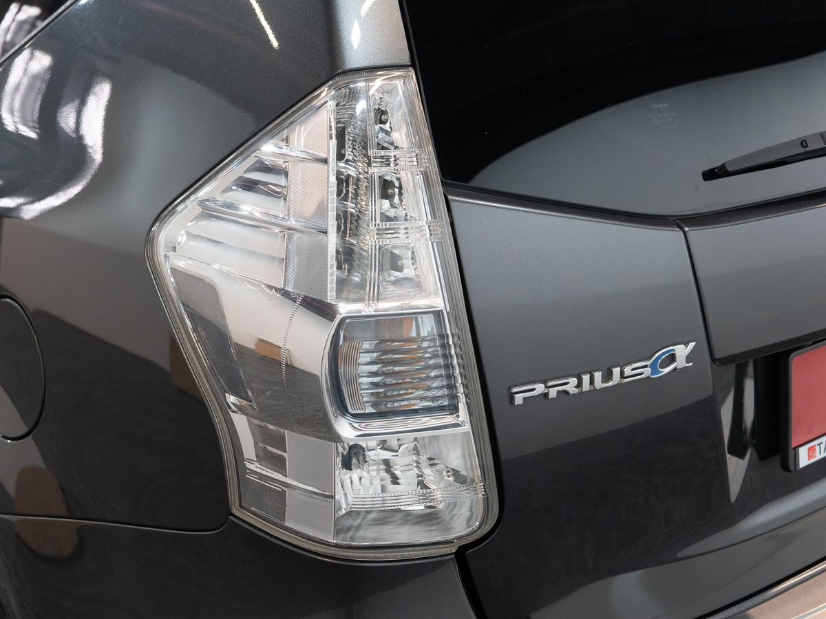 Toyota Prius Alpha 2011 - фото автомобиля