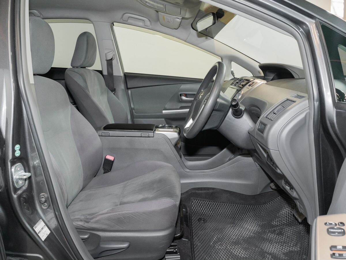 Toyota Prius Alpha 2011 - фото автомобиля