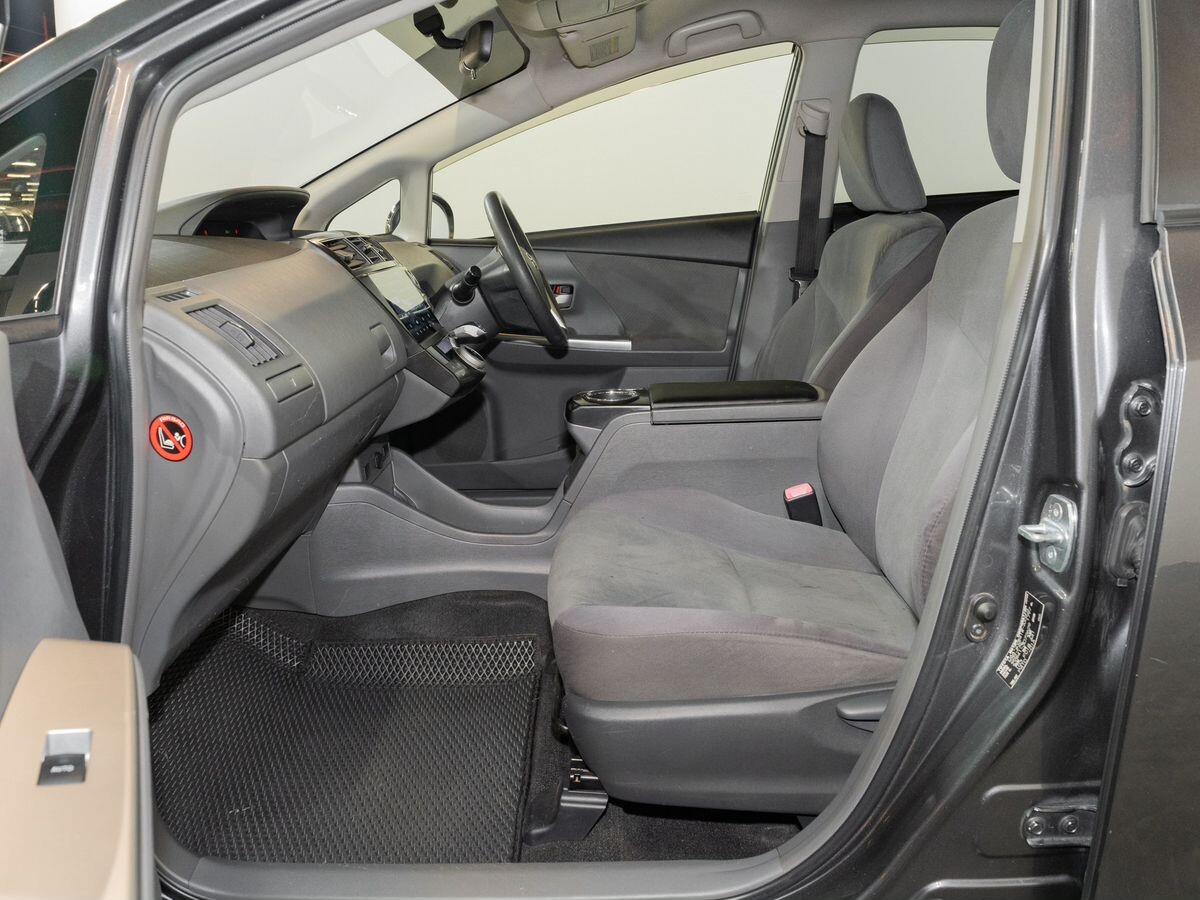 Toyota Prius Alpha 2011 - фото автомобиля