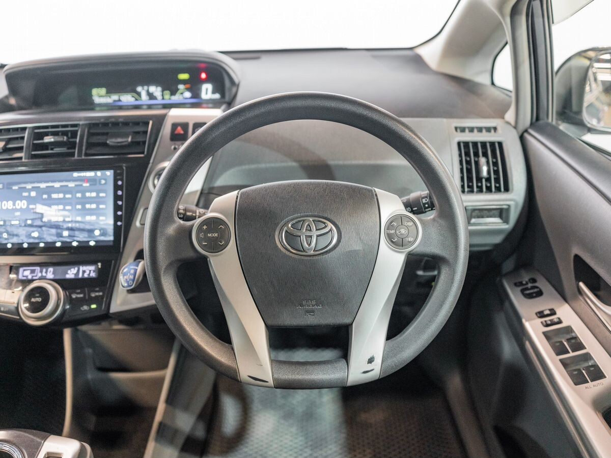 Toyota Prius Alpha 2011 - фото автомобиля