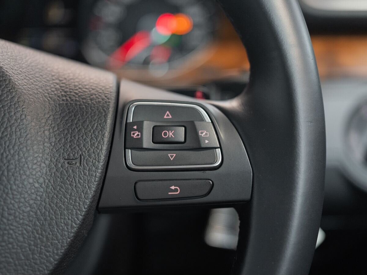 Volkswagen Passat 2011 - фото автомобиля