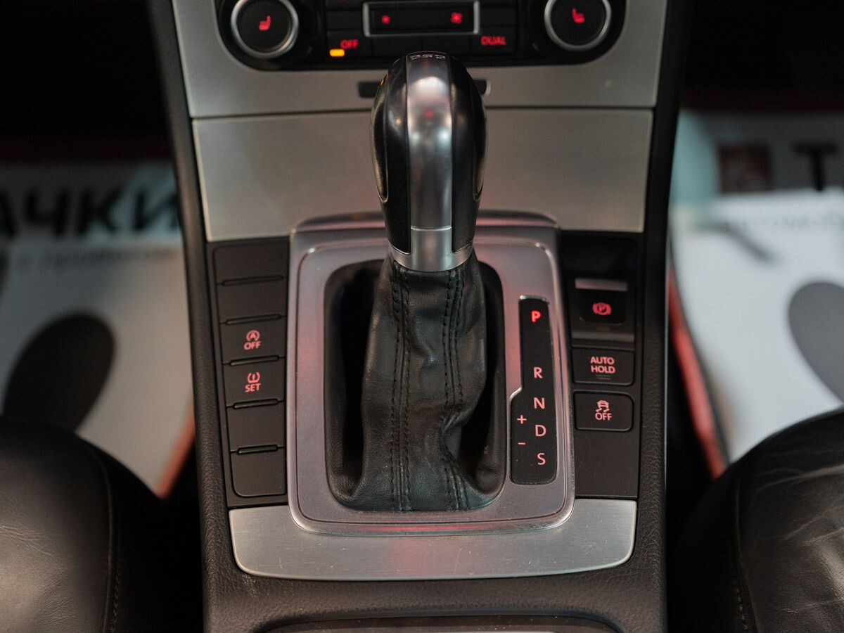 Volkswagen Passat 2011 - фото автомобиля