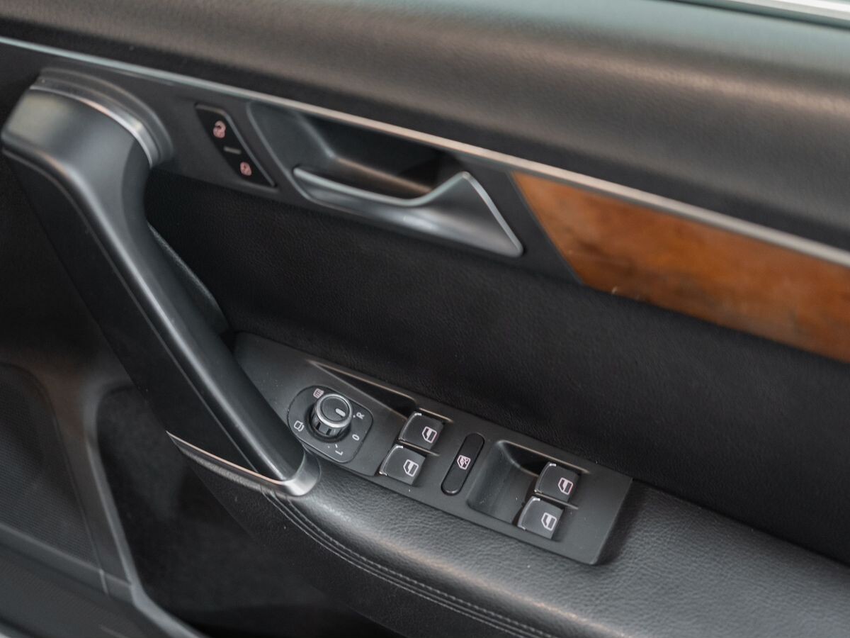Volkswagen Passat 2011 - фото автомобиля