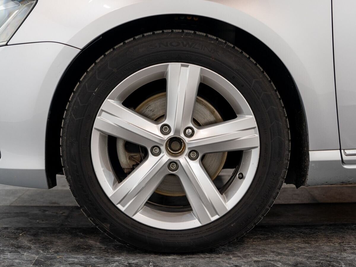 Volkswagen Passat 2011 - фото автомобиля