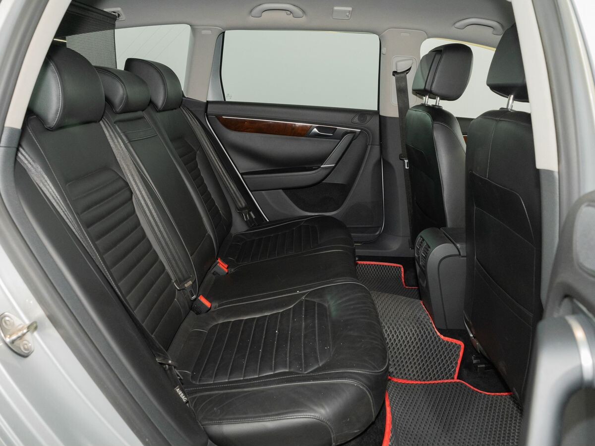 Volkswagen Passat 2011 - фото автомобиля