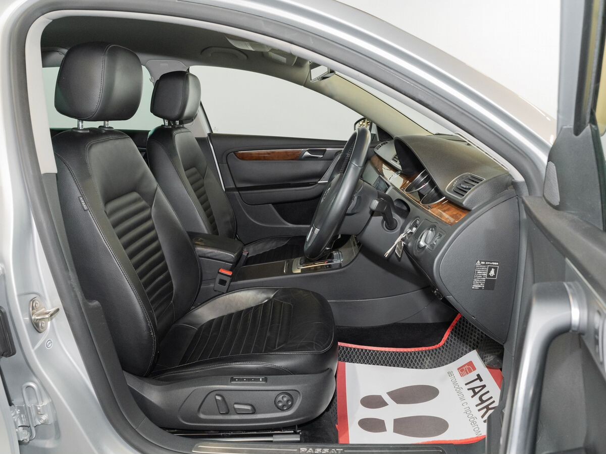 Volkswagen Passat 2011 - фото автомобиля
