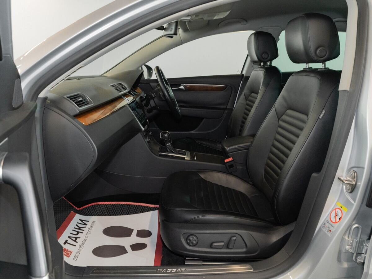 Volkswagen Passat 2011 - фото автомобиля