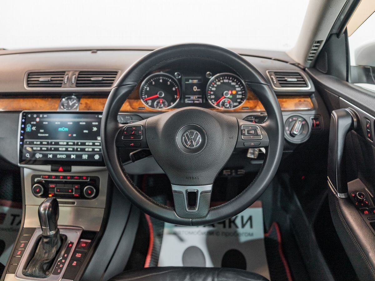 Volkswagen Passat 2011 - фото автомобиля