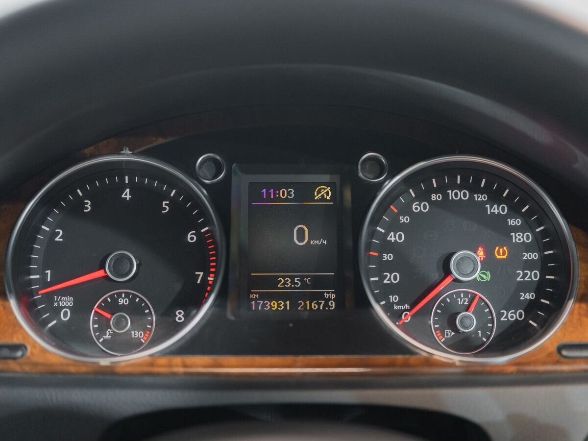 Volkswagen Passat 2011 - фото автомобиля