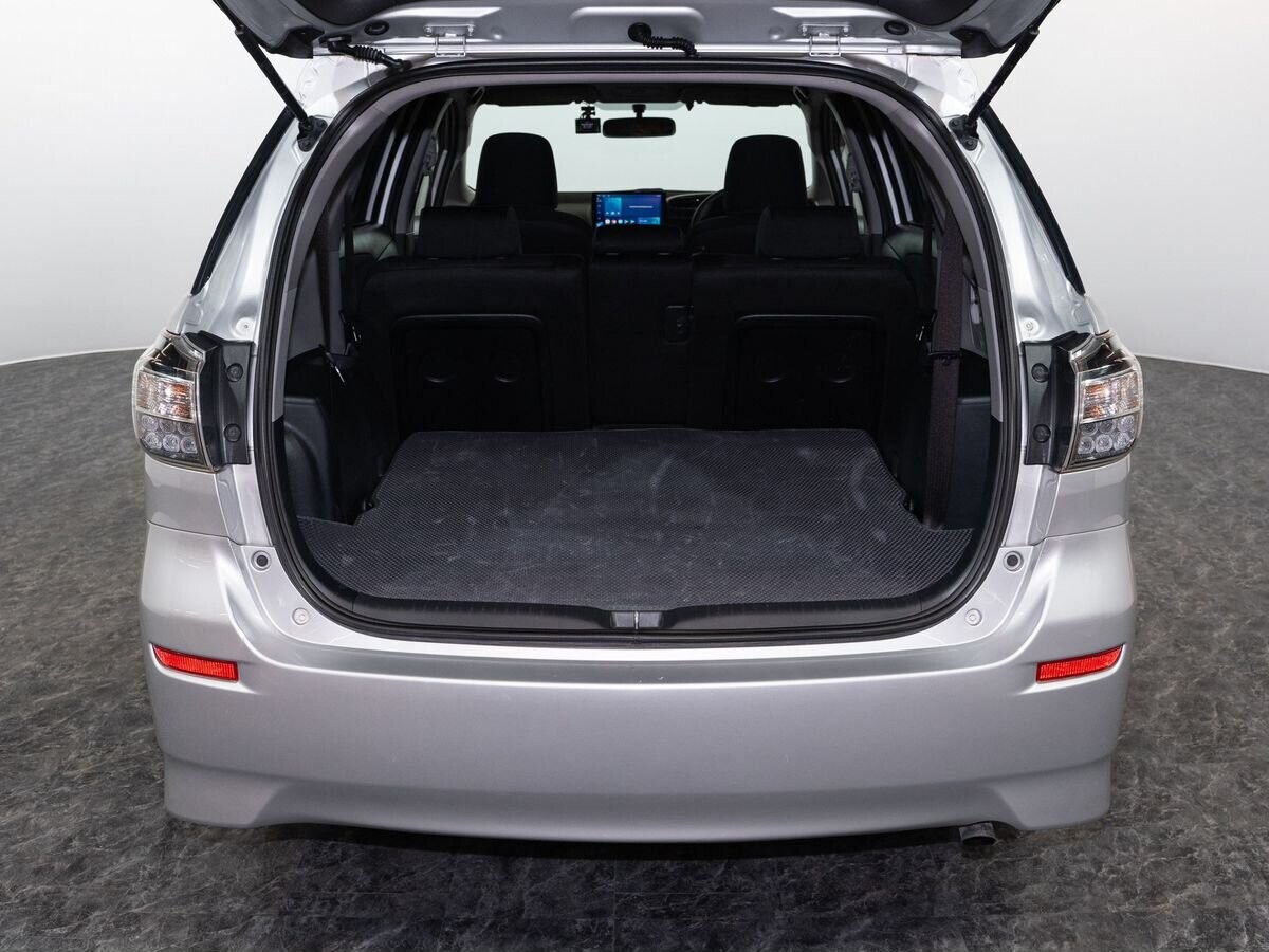 Toyota Wish 2015 - фото автомобиля