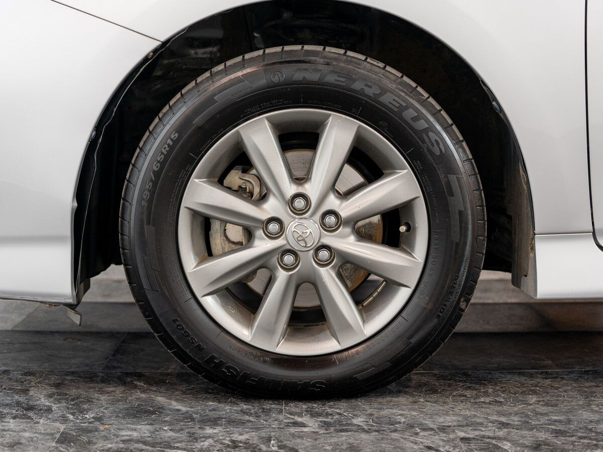 Toyota Wish 2015 - фото автомобиля