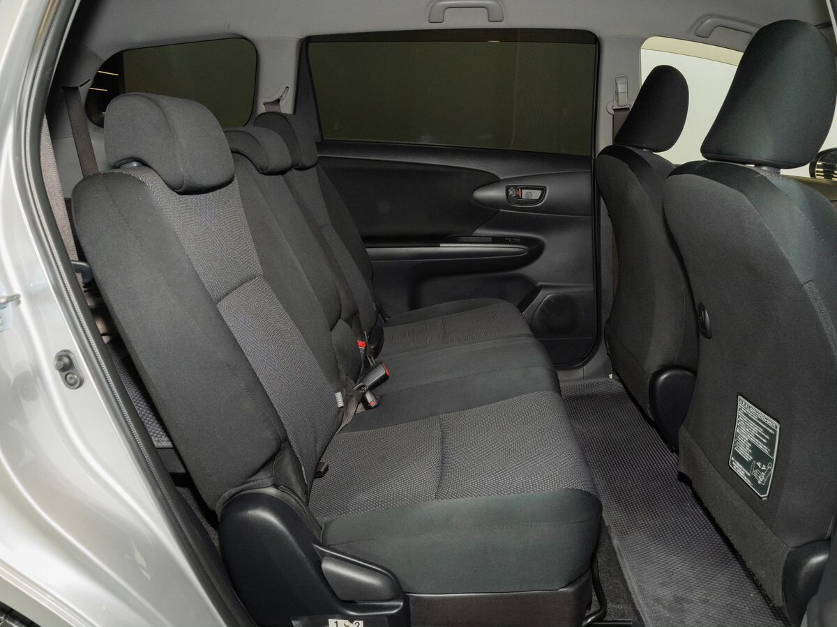 Toyota Wish 2015 - фото автомобиля