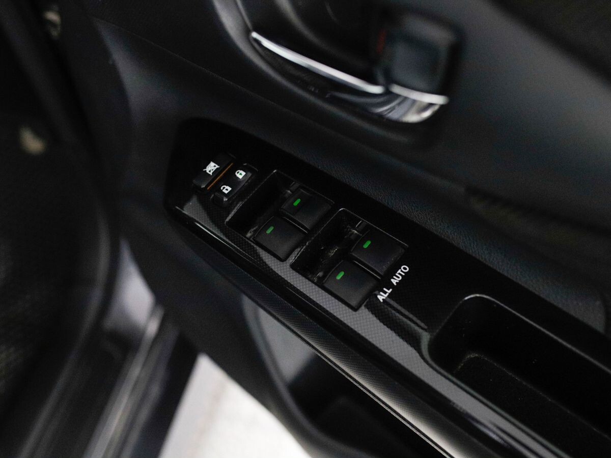 Toyota Wish 2013 - фото автомобиля