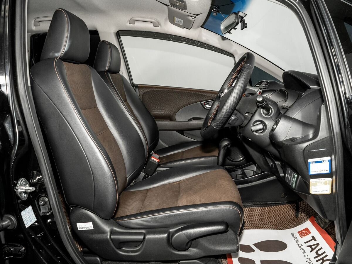Honda Fit Shuttle 2012 - фото автомобиля