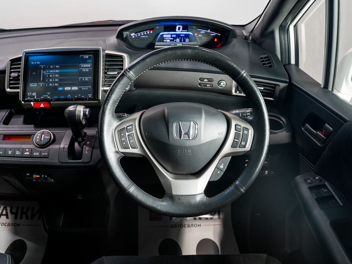 Honda Freed Spike 2013 - фото автомобиля