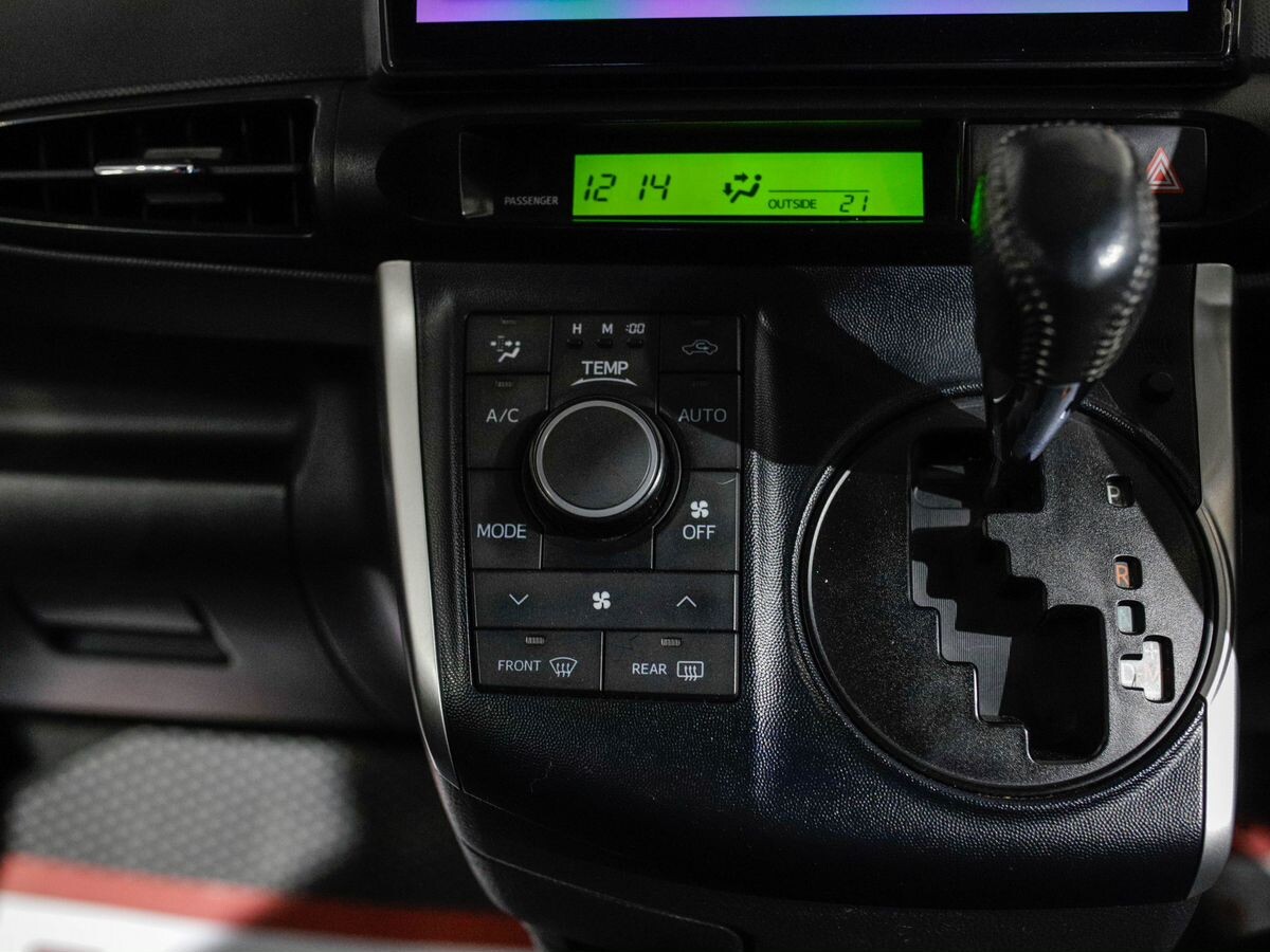 Toyota Wish 2011 - фото автомобиля